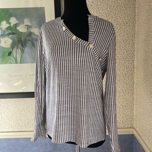 Ladies oversized pullover top with button detail